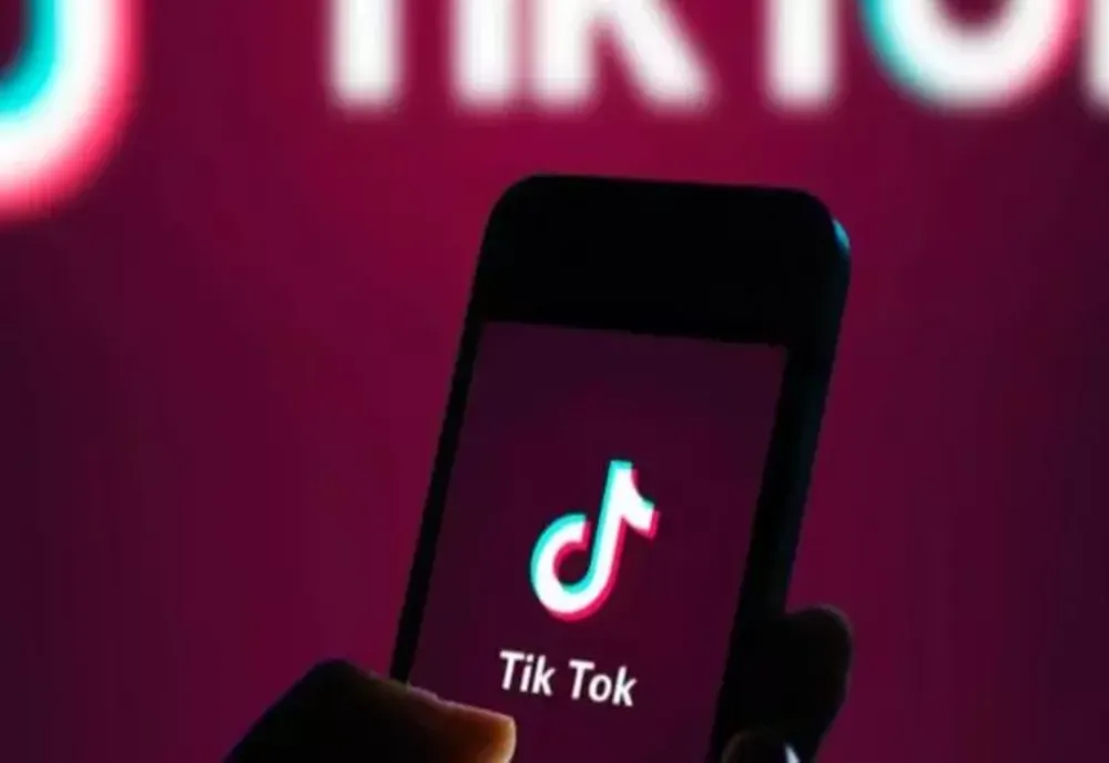 Acuzații grave pentru TikTok: o fostă angajată vorbește despre hărțuire, presiuni și supraveghere prin AI