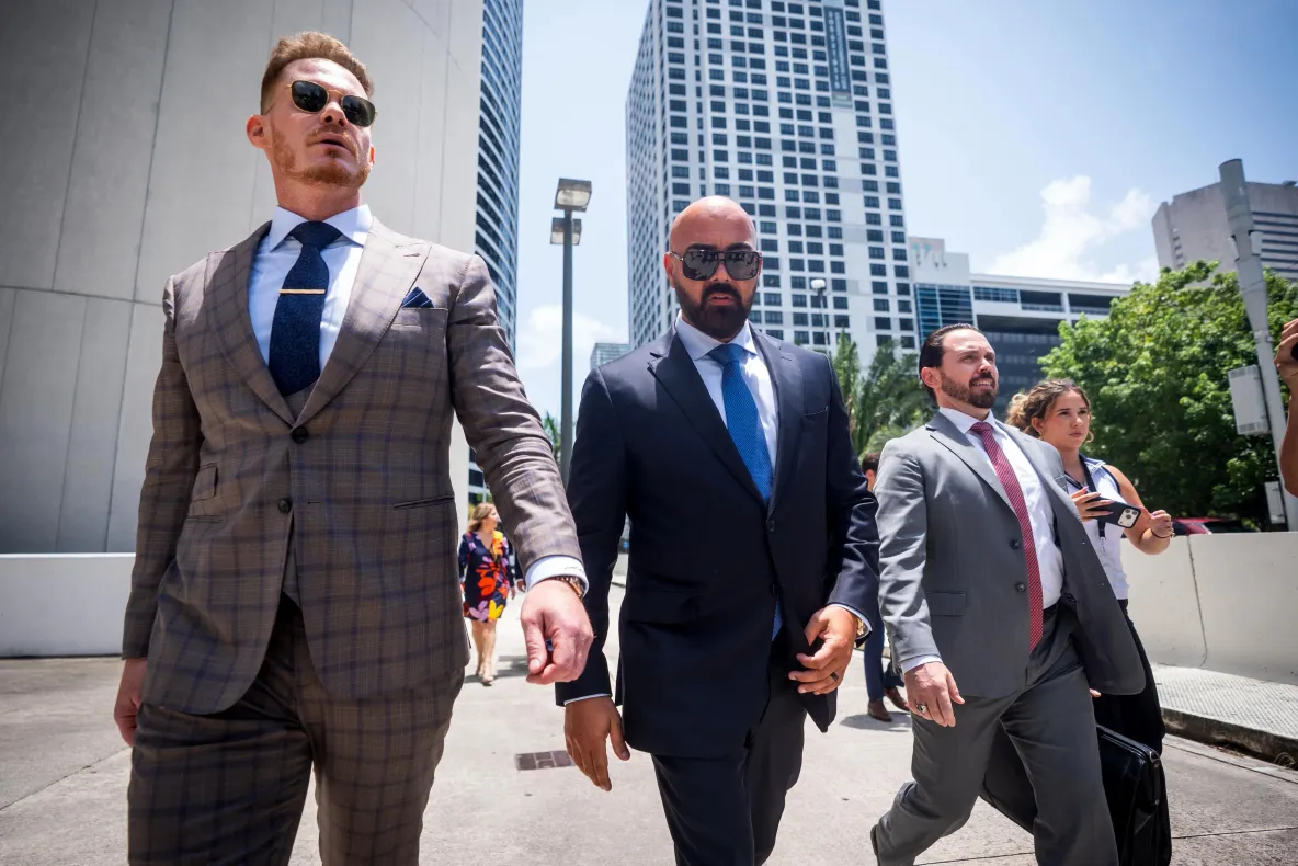 Frații Tate, pașapoarte pe nume diferite: unul, inspirat din James Bond. Susținătorii, în stradă la Miami
