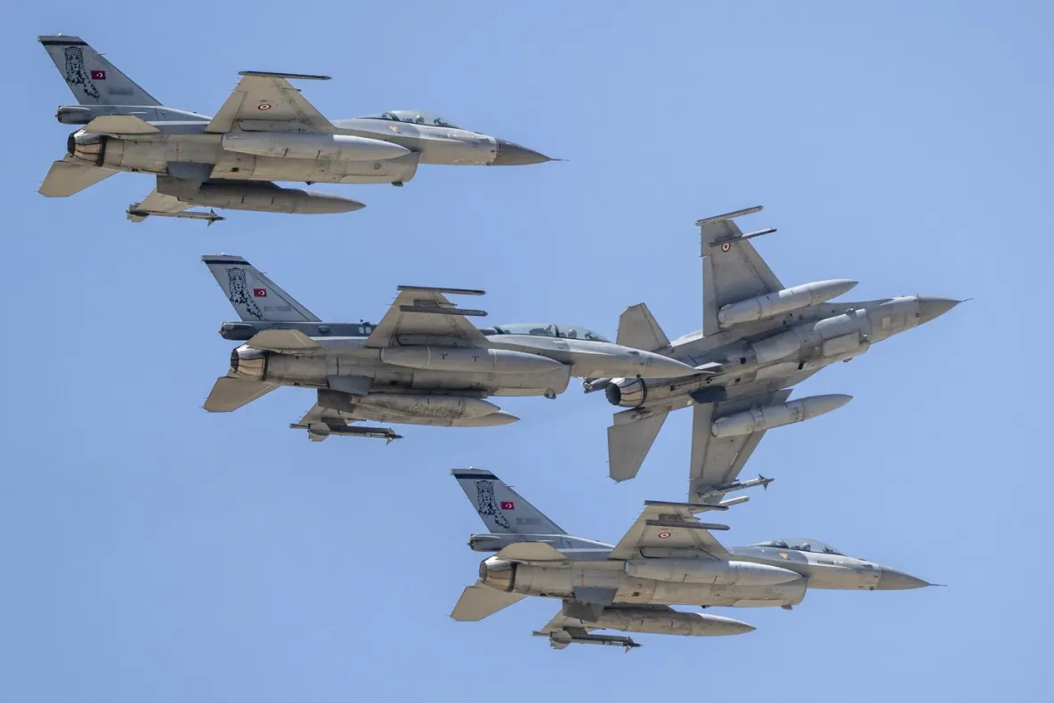 Spațiul aerian românesc, brăzdat de avioane militare turcești. Ce eveniment a avut loc