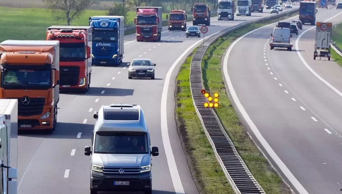 Șofer român de TIR, prins în lenjerie intimă și băut la volan pe contrasens, în Austria. Ce i-au făcut polițiștii