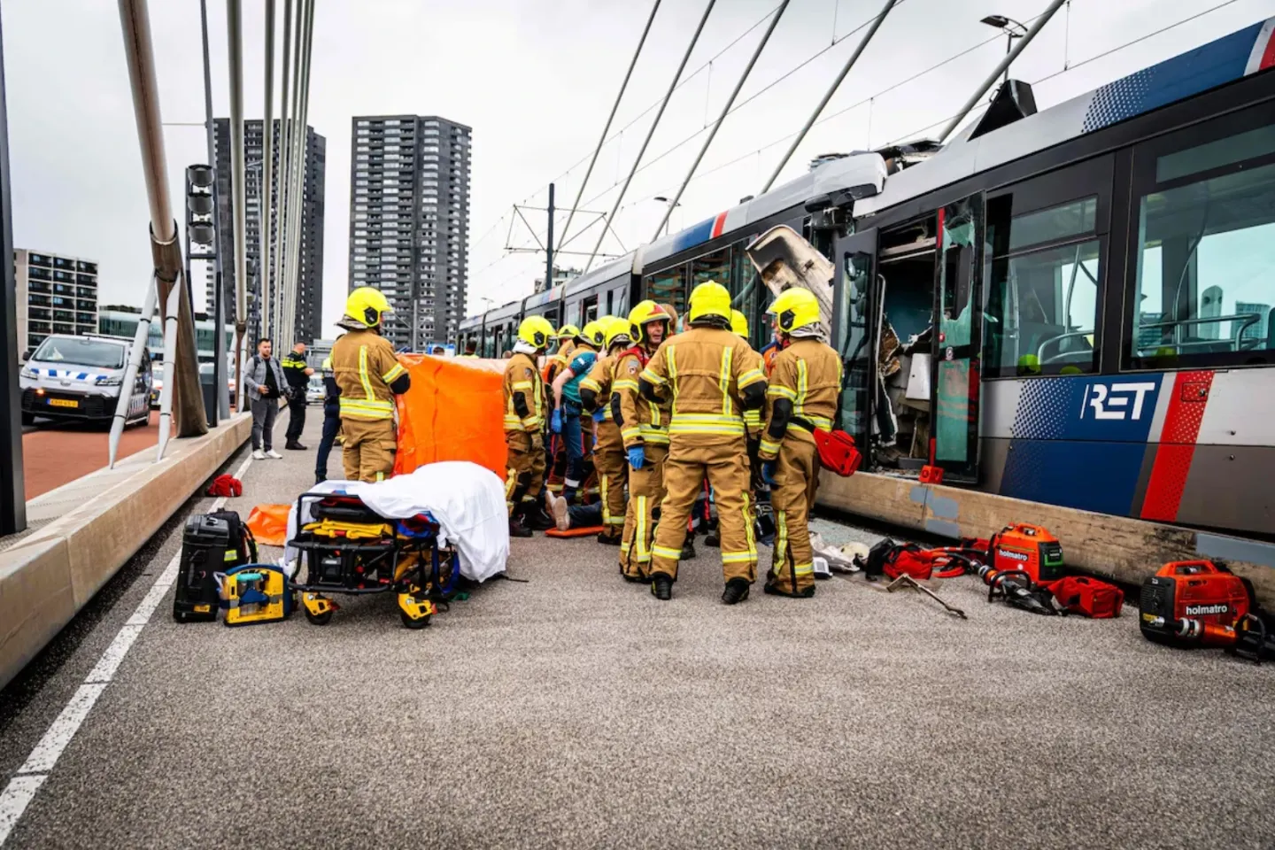 Două tramvaie s-au ciocnit pe Podul Erasmus, din Rotterdam.15 persoane au fost rănite