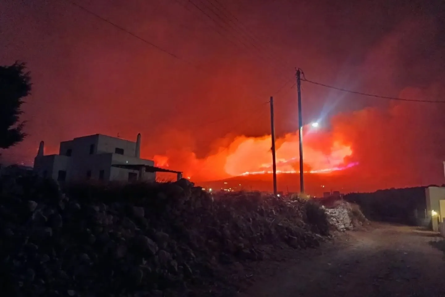 Incendiile din Grecia s-au extins pe plajele cu turiști. Sute de persoane evacuate pe mare, drumuri blocate de flăcări