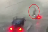 Scene de coșmar în China: o tornadă a smuls o mașină de pe autostradă și a aruncat-o în aer, sub privirile șoferilor îngroziți - VIDEO