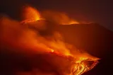 Aeroportul din Catania, închis pentru aterizări după o nouă erupție a vulcanului Etna. Alertă roșie pentru aviație