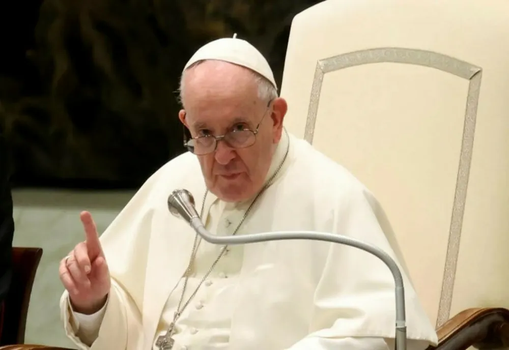 PAPA FRANCISC RĂMÂNE INTERNAT MAI MULT TIMP ÎN SPITAL DIN CAUZA UNEI BRONȘITE SEVERE