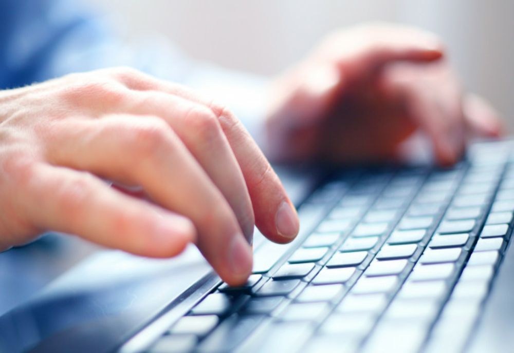 Cum a rămas un bărbat fără 9200 de lei după ce a dat click pe o reclamă de pe internet