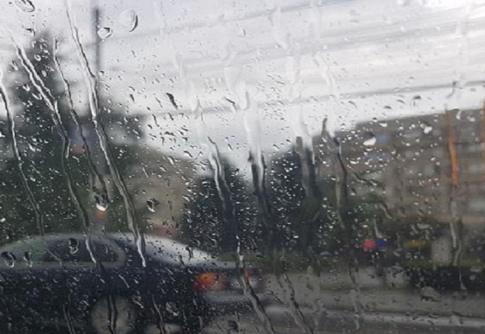 Vremea 28 iunie. Temperaturile scad brusc în toată țara. Urmează ploi, descărcări electrice și grindină