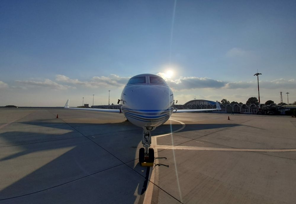 ALERTĂ CU BOMBĂ PE AEROPORTUL DIN STRASBOURG. MAI MULȚI EUROPARLAMENTARI ROMÂNI, BLOCAȚI ÎNTR-UN AVION