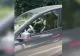 O femeie a adormit la volanul mașinii pe autostradă! Imaginile au stârnit controverse